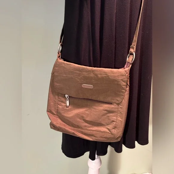 Baggallini olive crossbody bag w/adjustable strap - Picture 1 of 12